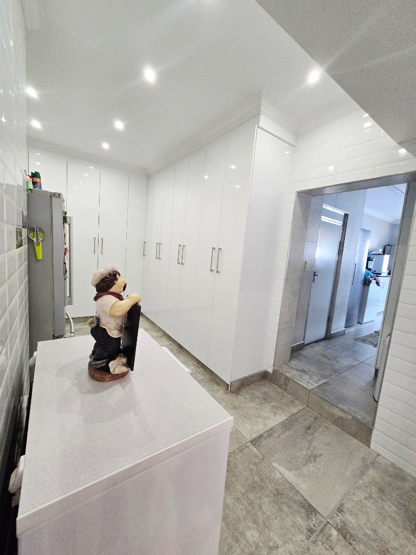 6 Bedroom Property for Sale in Wilkoppies North West